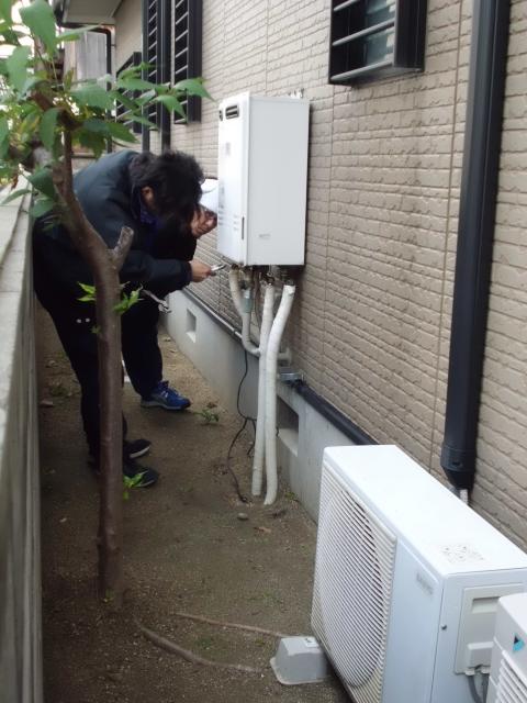 ガス給湯器の取り外し作業開始！