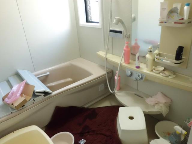 養生カバーを敷き浴室電線作業