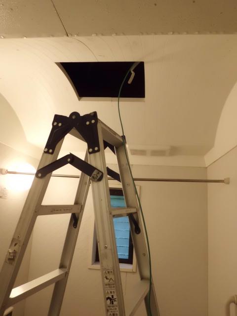 屋根裏の配線作業