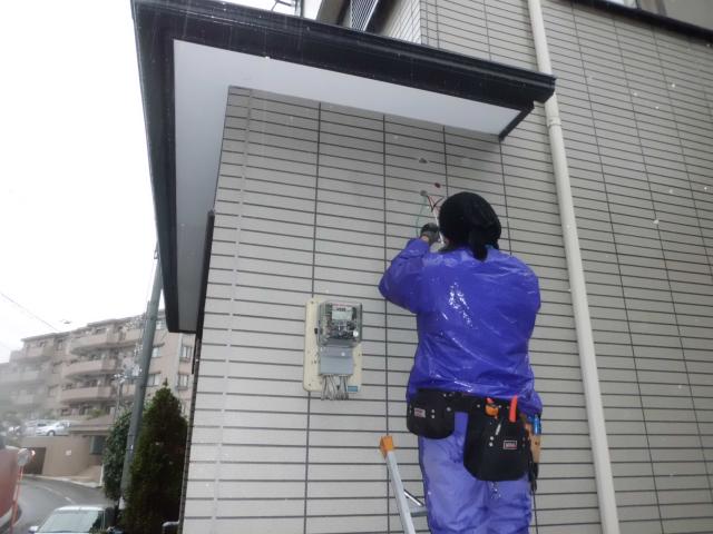 雨量激しい中で・・・接続箱の配線作業