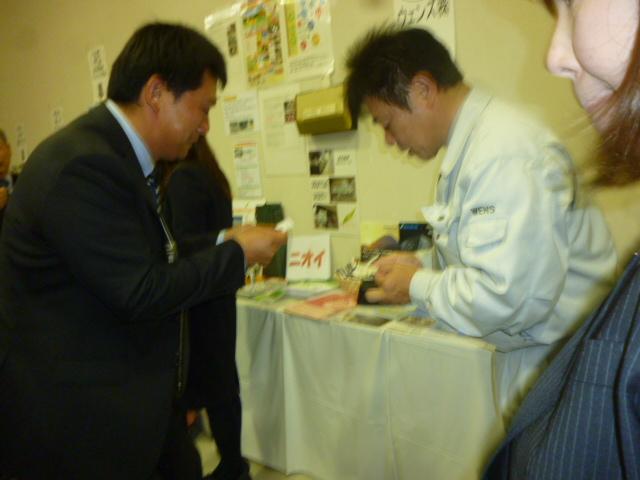 名刺交換中の交流会