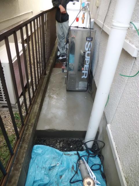 旧・給湯器撤去