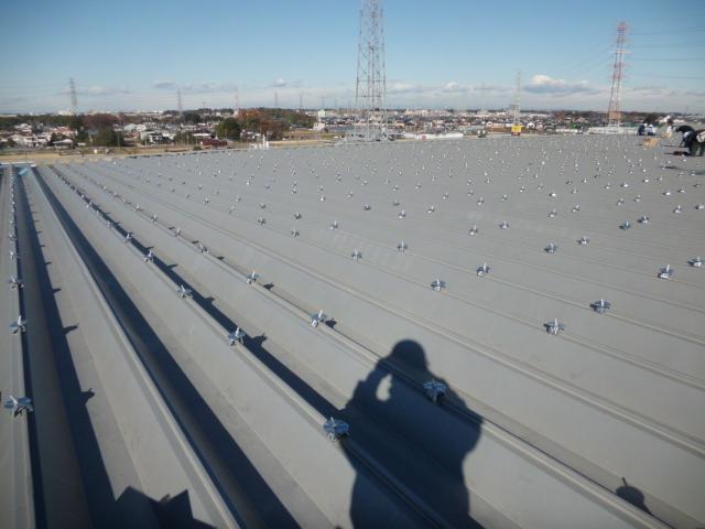 折半屋根へチームで設置作業開始!!