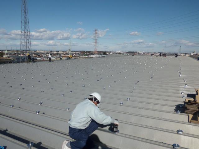 計測しながらの金具設置作業