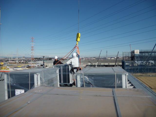 クレーンからの引き取りも慎重作業