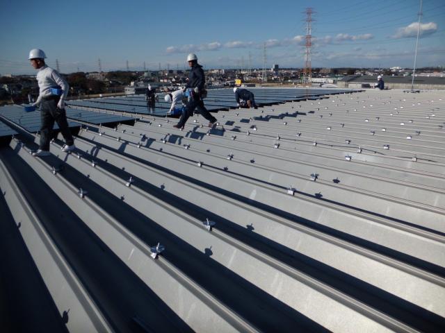 折半屋根へチームで設置作業開始!!