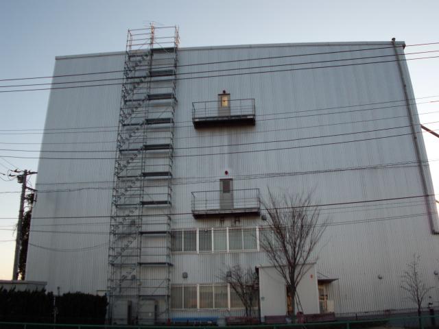 搬入用支柱にて足場設置