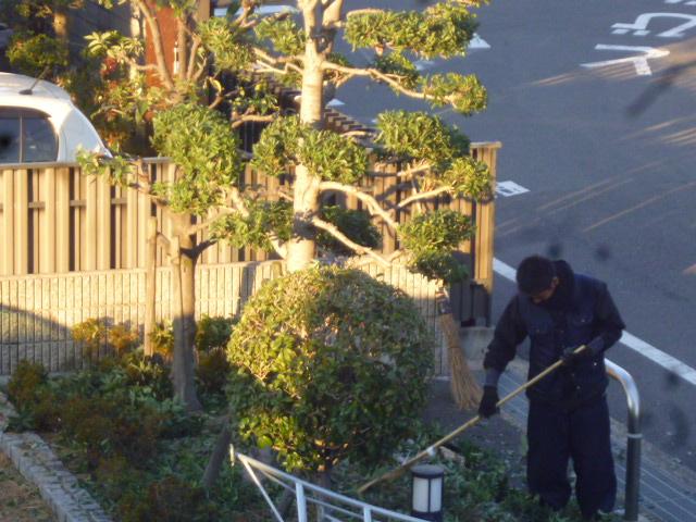 駐車場周辺も清掃活動!