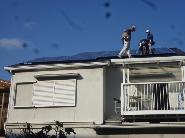 設置日和の下でチーム作業中