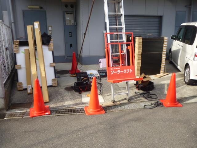 リフト使用にて、3F屋上へ搬入開始!!