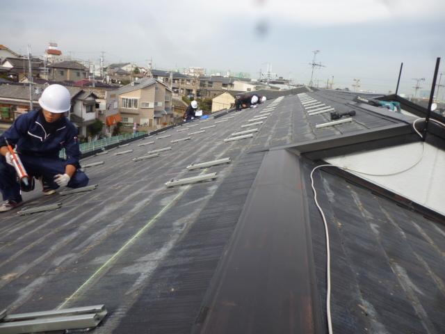 ビス穴に(防水)シーリング加工作業!