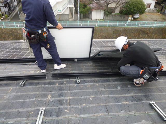 チームで、手際よく設置作業!