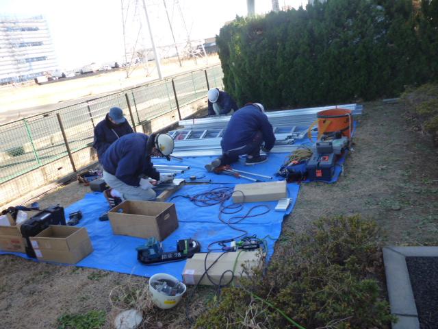 製品組み立て作業中