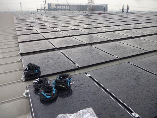 雨天決行!待ったなしで、急ピッチの配線作業