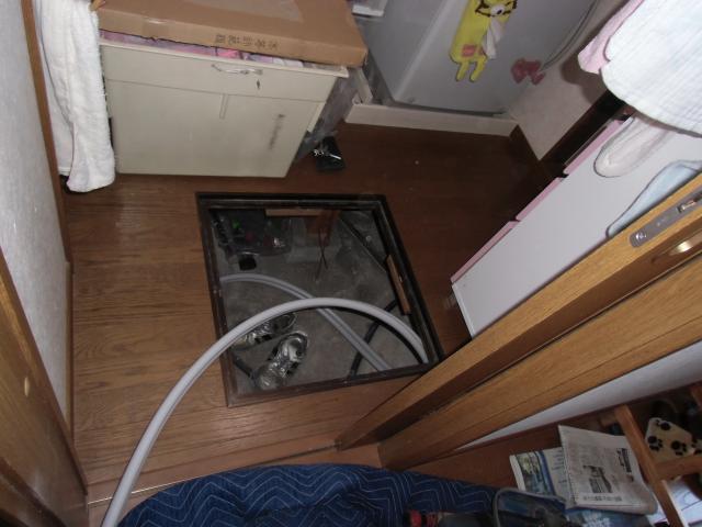 床下の配線処理作業