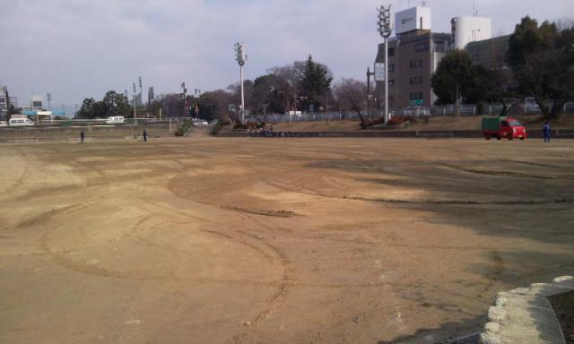 南グランドを水はけ・清掃作業中