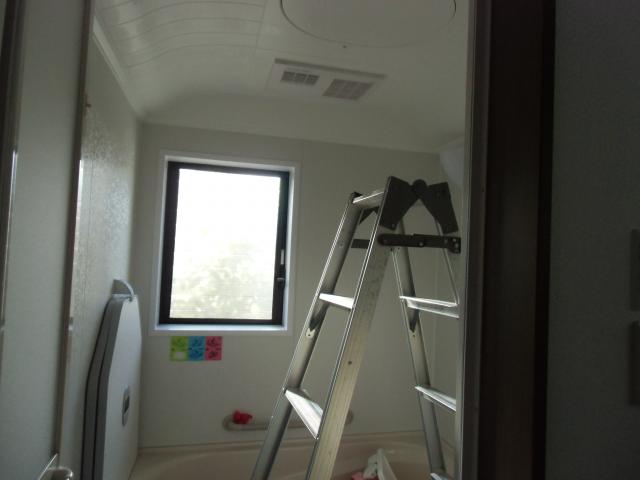 浴室・天井内の配線作業並行開始!