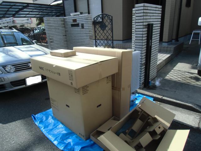 梱包箱の開封開始