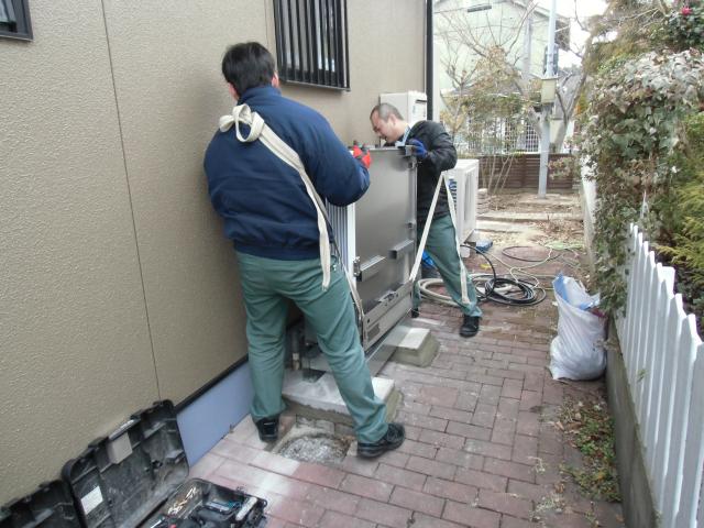 慎重に設置場所へ荷卸し