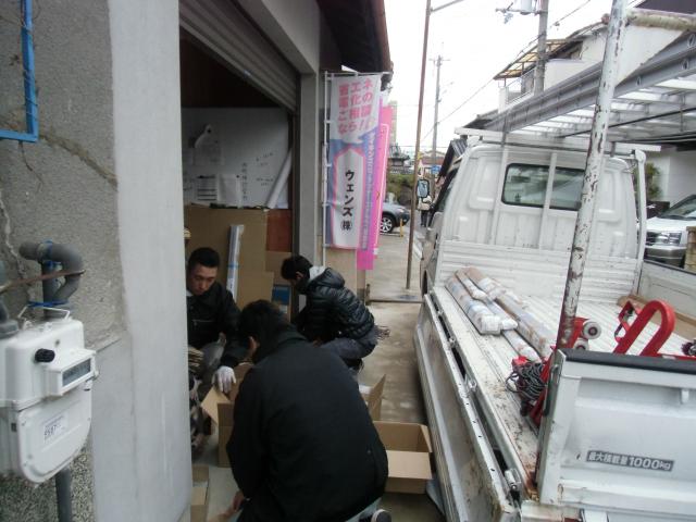 弊社倉庫内から製品の積み込み開始作業