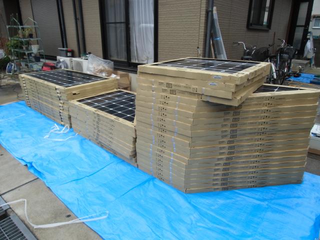 モジュールの到着にて養生シート上へ仮置き