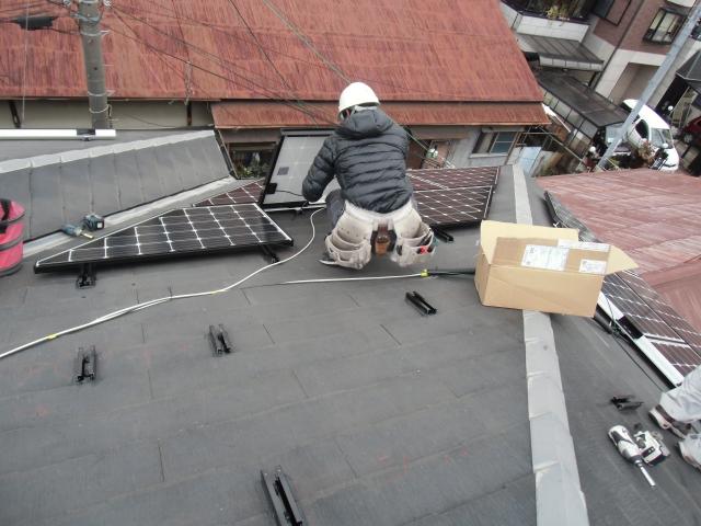 丁寧作業でモジュール設置順調!