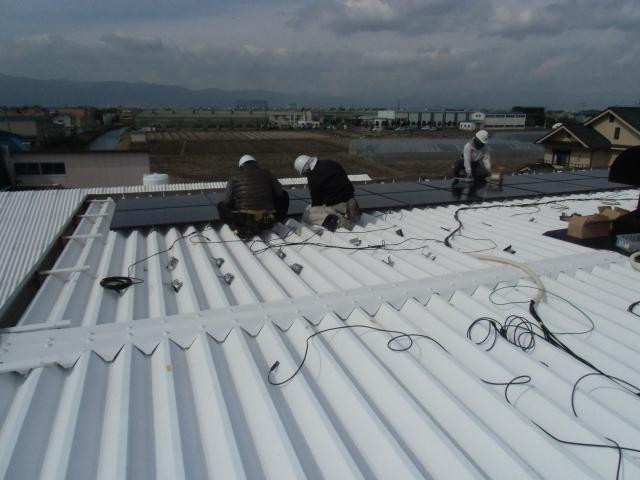 手際よく、パネルに配線結束並行作業