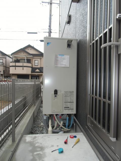 配管・配線並行作業工程中