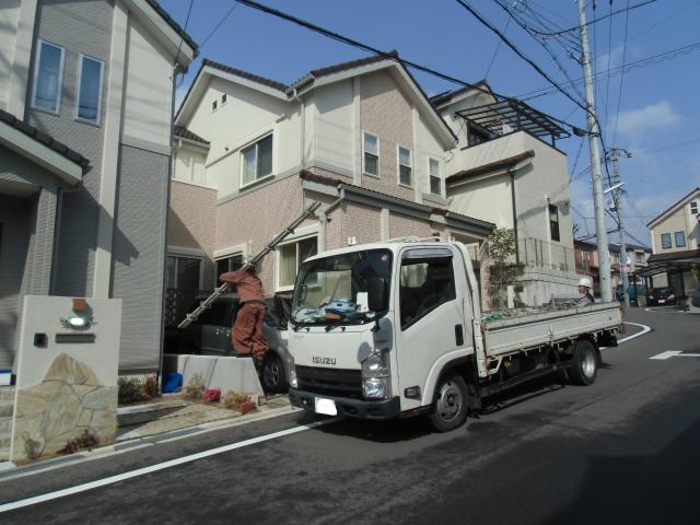 足場設置に向け、鉄柱の搬入は手仕事