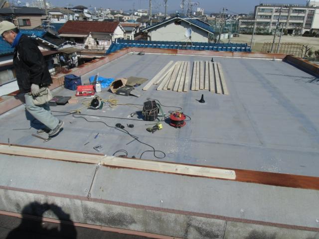 木枠固定作業等を開始