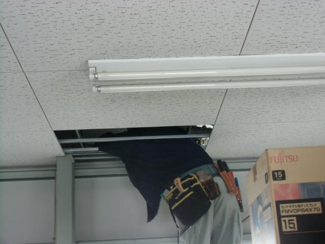 天井裏の配電作業