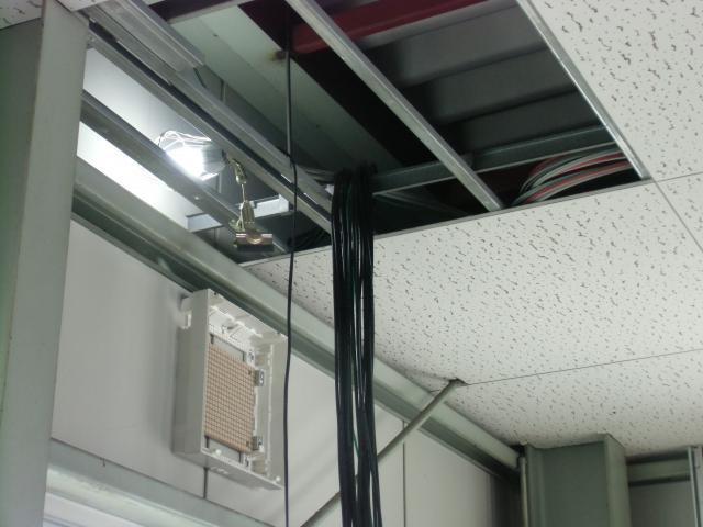 ケーブル配線作業