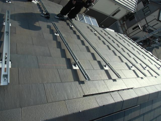 支柱へ架台設置作業