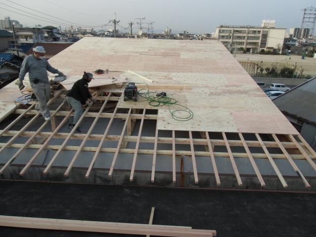 一般合板の張り合わせ作業