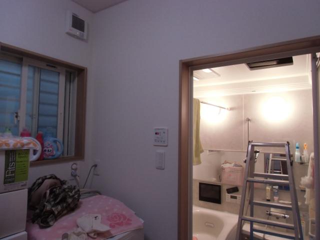 浴室内天井からパワーコン配線の結束工事