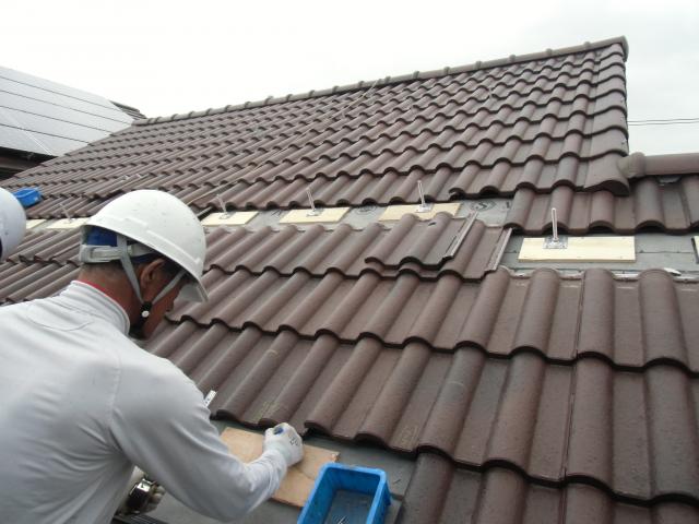 瓦を被せます。アンカーのピンだけが、瓦の下から出てくる状態です。