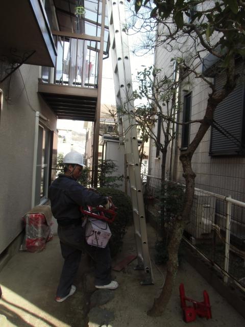 梯子設置にて、製品搬入開始