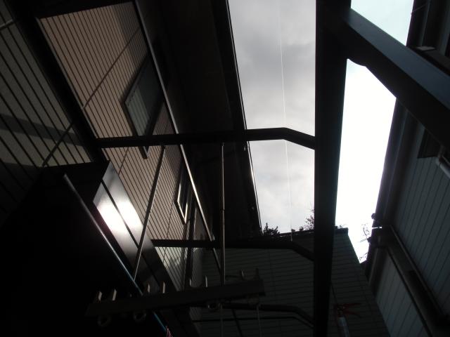 劣化した屋根材を撤去です